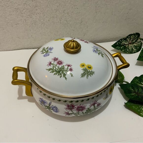 New Regency Club enamel floral Dutch oven with brass handles and lid - Picture 3 of 11